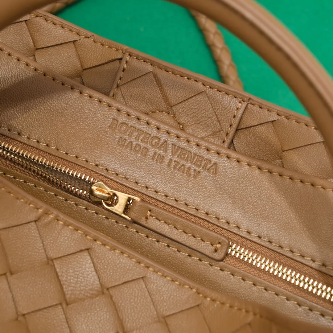 Batch 1860 B's 2023 spring and summer new model continues the brand's woven style with detailed metal knot switch buckles. This time, the shoulder straps are also made into tube weaves, showing different craftsmanship. The carrying method is versatile to create more different looks. Intrecciato woven leather small handbag, equipped with sliding crossbody strap. Internal compartments, including 1 zipper pocket and 2 open pockets with magnetic buckle closure. Size: 25*20*10cm, model: 7463#